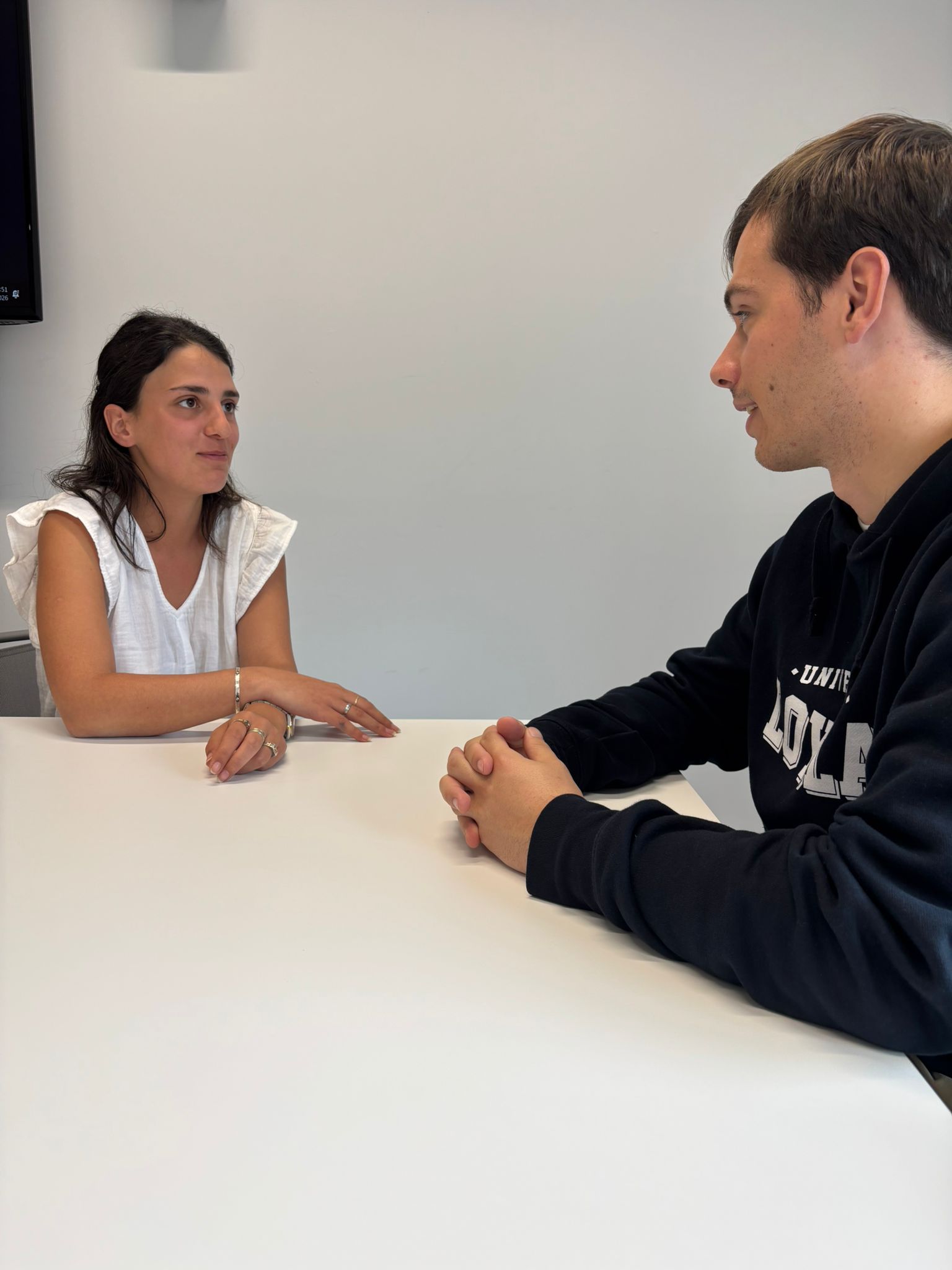 Visión de NotifAI representada con equipo y tecnología en entorno corporativo