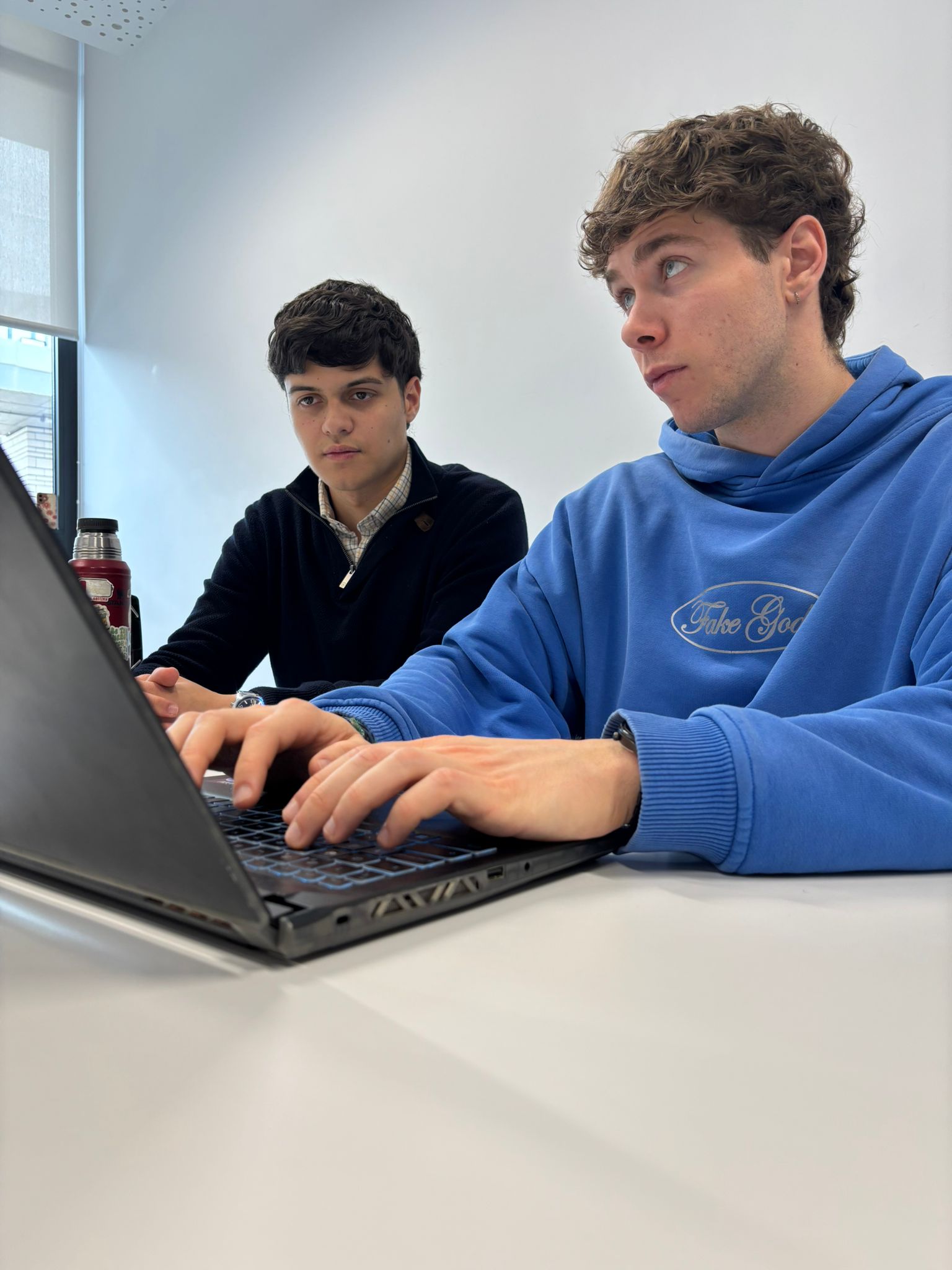 Equipo trabajando con información sensible en una reunión empresarial